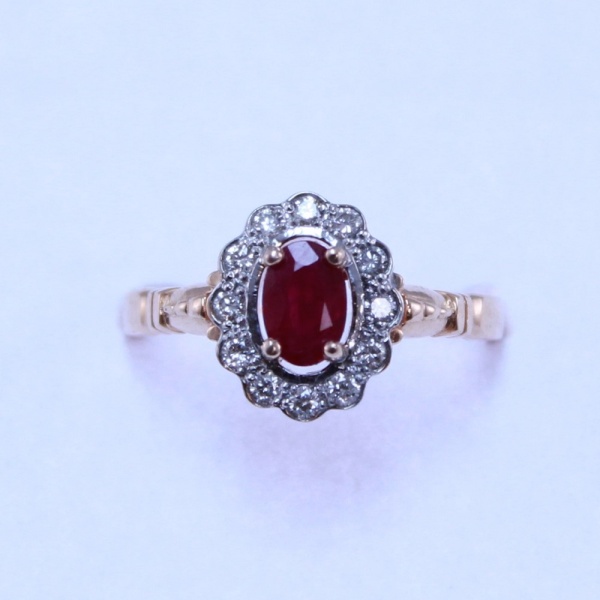 Кольцо из красного золота с рубином и бриллиантами